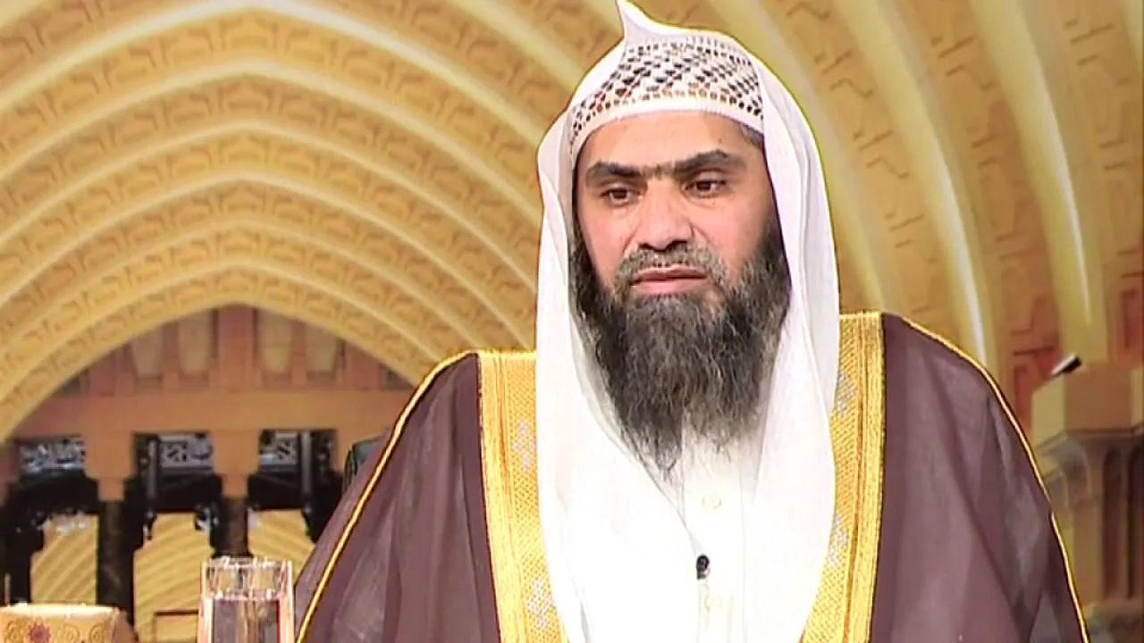 8- إذا ظهر شيء من ظهور قدم المرأة أو باطنها في الصلاة فهل تبطل صلاتها ؟ || الشيخ خالد الفليج