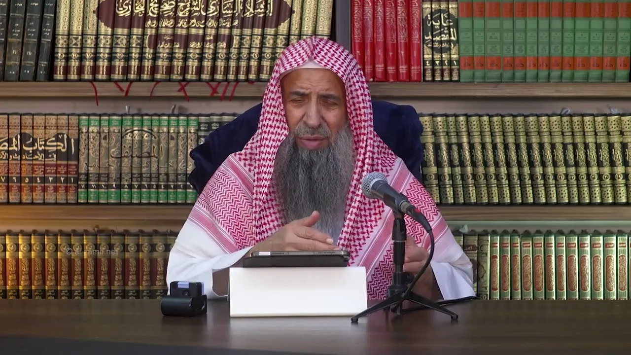 ما حكم الصلاة بعد الاستنجاء مع وجود نجاسة يسيرة على رشاش الماء؟