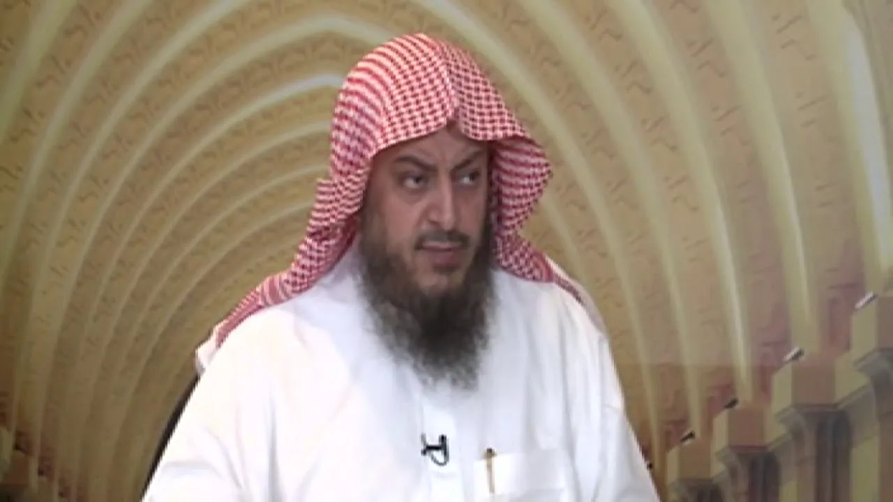 هل يلزم في قراءة القرآن استقبال القبلة أو تغطية شعر الرأس للمرأة أو ألا يكون مضطجعا حال القراءة ؟