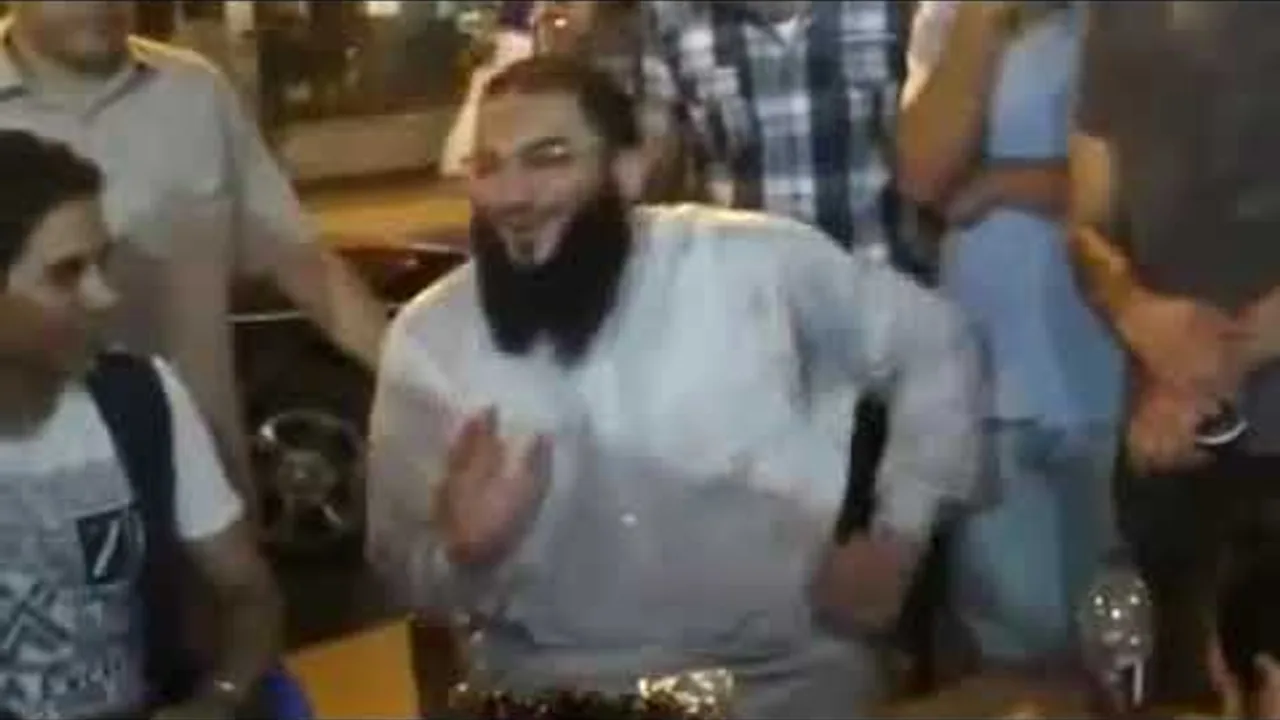 " خد عربية بنتلي بقيام الليل " .. جولة دعوية رائعة للشباب على القهوة في رمضان .. د . حازم شومان