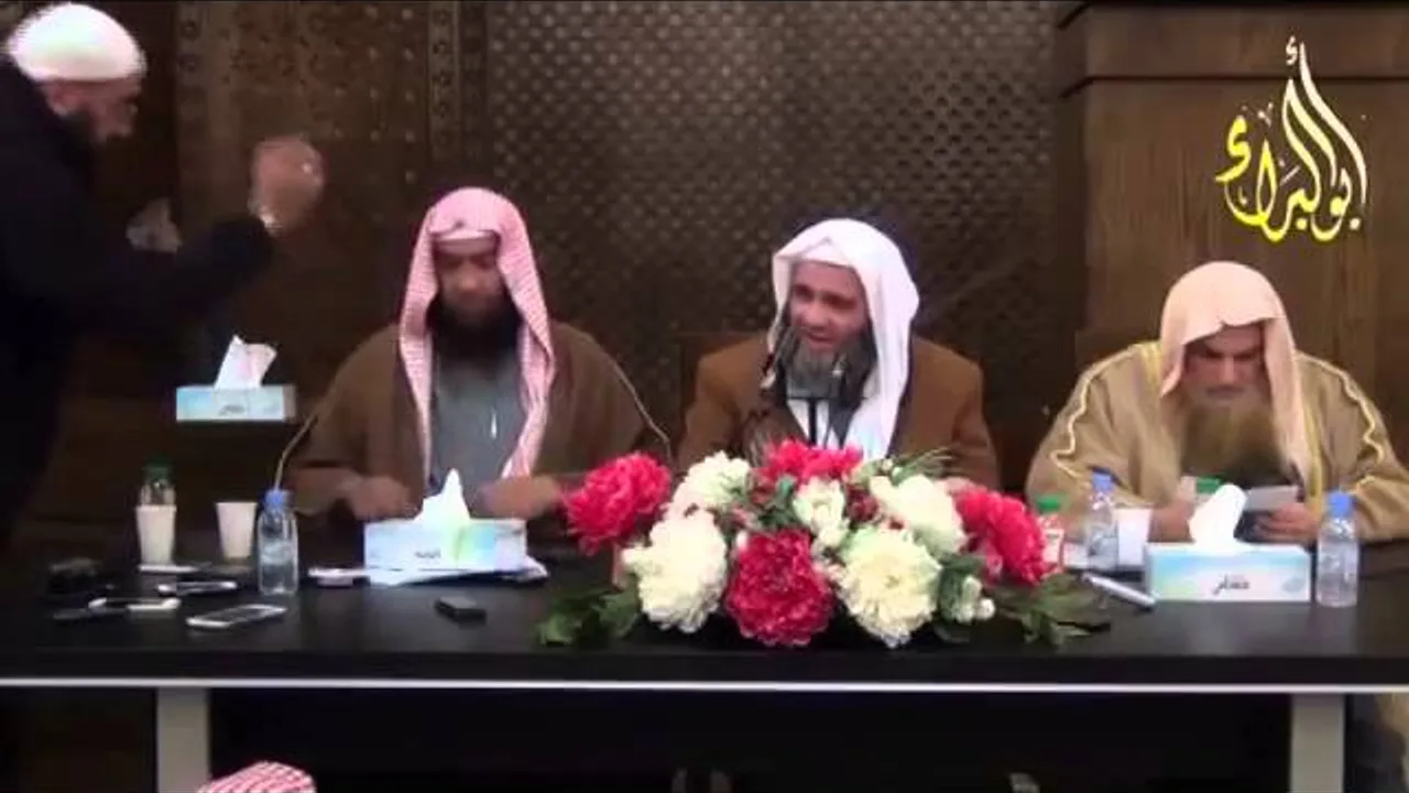 شخص صلى الفجر والشروق والظهر ثم اكتشف انه على جنب الشيخ مشهور بن حسن