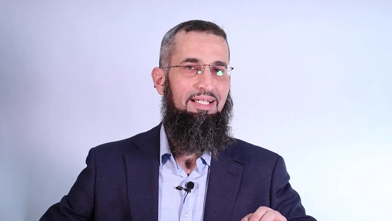 هل إياد قنيبي ينتمي إلى جماعة معينة؟
