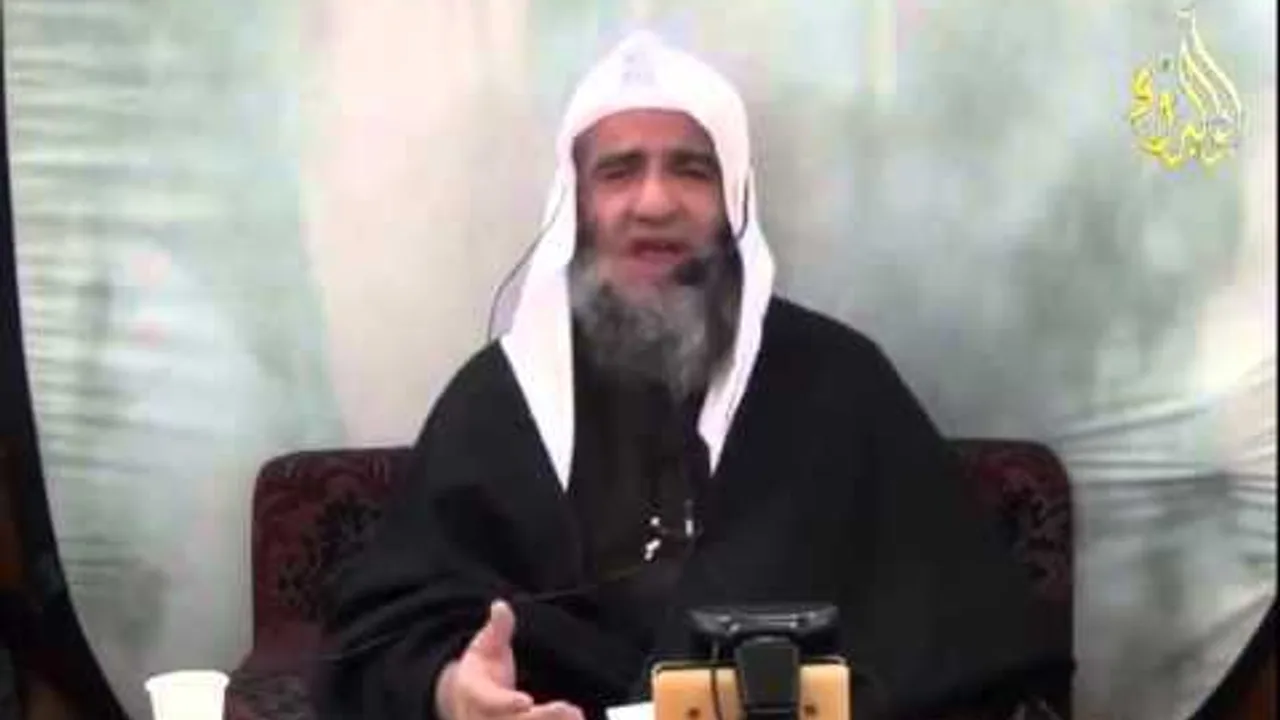 ما حكم قيام المصلين للصلاة قبل رؤية الامام يتقدم للشيخ مشهور بن حسن