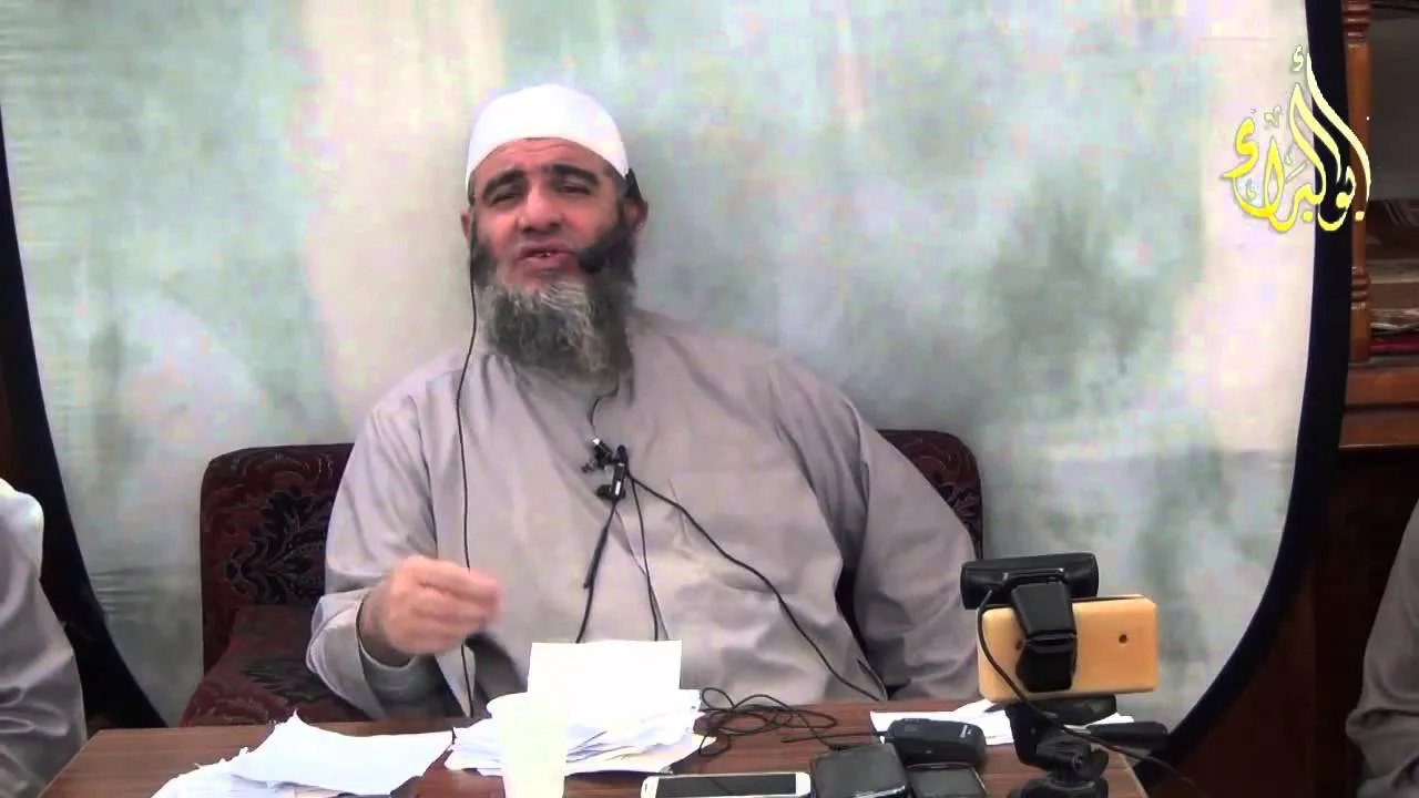 ما حكم من يهرس الثوم ليضعه على رأسه لتقوية بصيلات الشعر فهل يشمله النهي في صلاة المسجد ؟ للشيخ مشهور