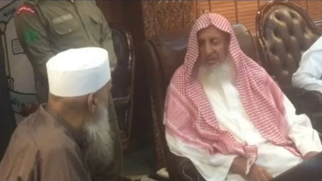 جانب من زيارة فضيلة الشيخ الحويني لفضيلة الشيخ عبد العزيز آل الشيخ مفتي السعودية