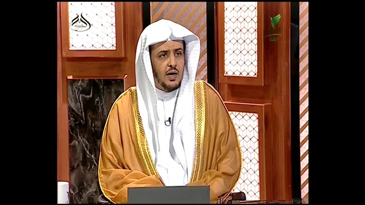 كانت تصوم رمضان ولا تقضي أيام حيضها فهل يلزمها شيء
