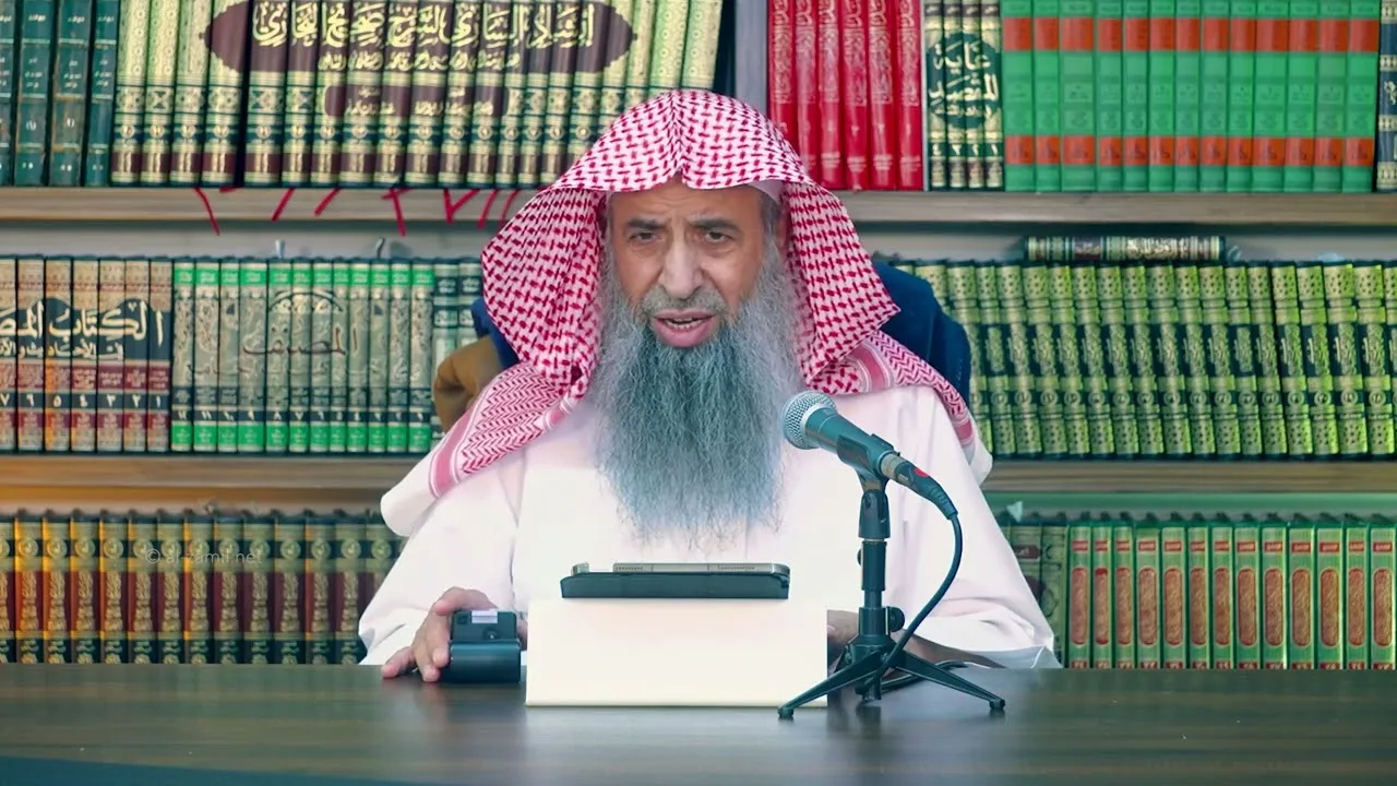 هل أكون عاقًّا إذا استحييت من المشي مع أمي المتبرجة؟