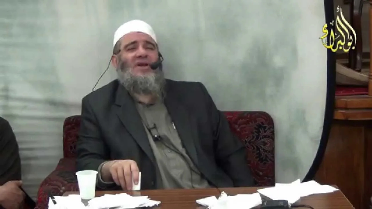 الإمام عندنا يطيل بين التكبير والفاتحة فهل لي أن أقرأ الفاتحة سراً في هذا المتسع ؟ الشيخ مشهور