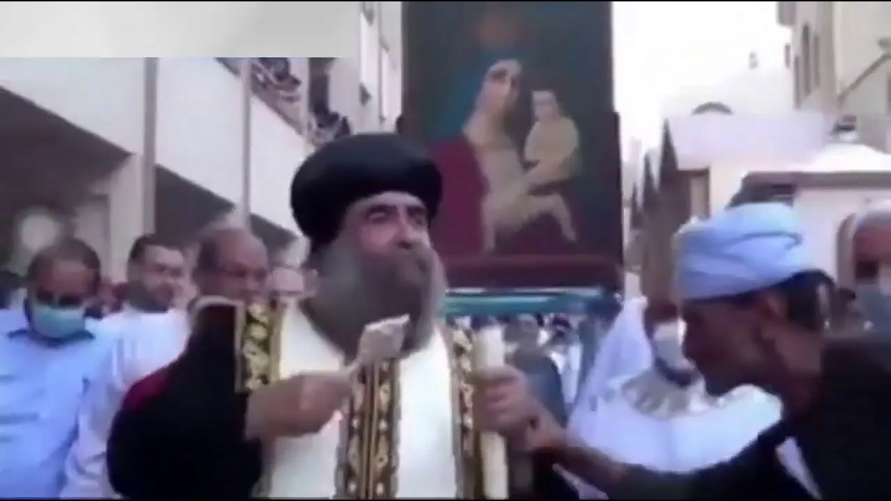 الأنبا يؤانس أسقف أسيوط يضرب رجلا بسيطا حاول تقبيل يده