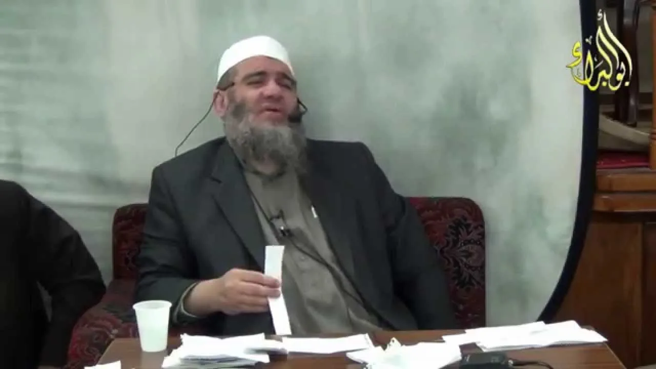 هل يجوز لقارئ القرآن أن يخلط بين قرآئتين ....؟ الشيخ مشهور بن حسن